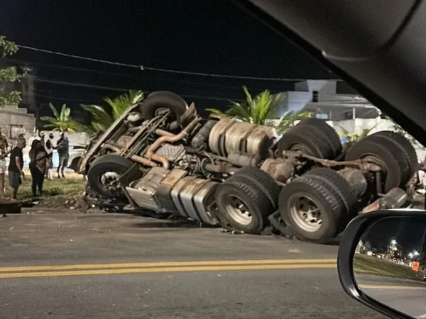 Motorista embriagado causa série de acidentes e fica gravemente ferido em tombamento de carreta na BR-101, em Sooretama