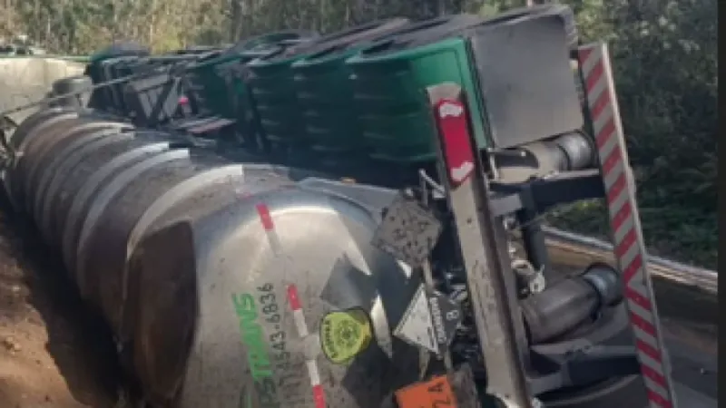 Acidente com caminhão de soda cáustica em Ouro Preto  alerta para possível impacto no rio Doce