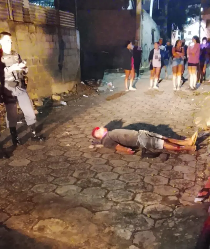 Suspeito de esfaquear mulher é espancado em Colatina e finge estar morto para escapar de agressões