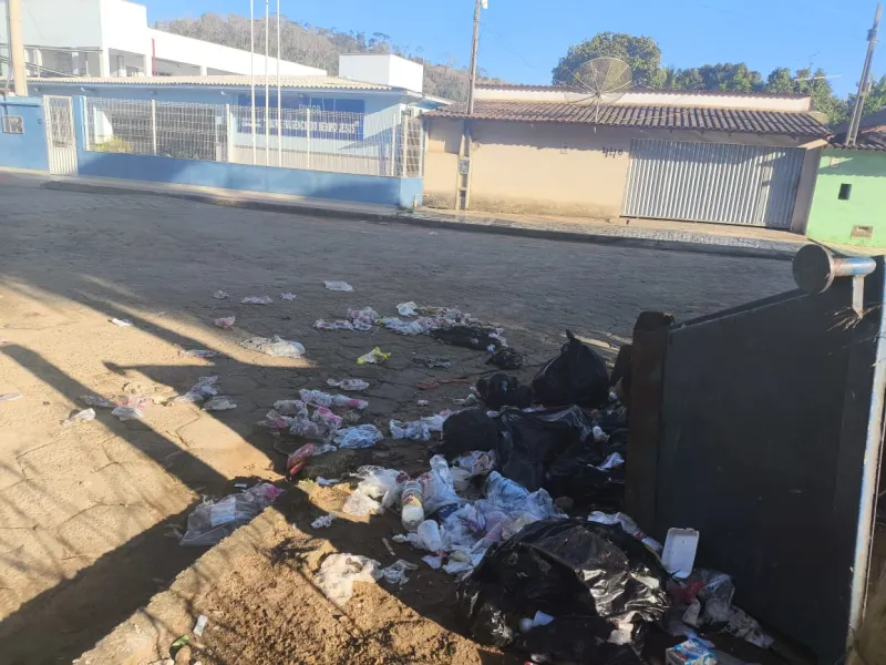 De coletor tombada a lixo espalhado: moradores denunciam falhas na coleta em Colatina