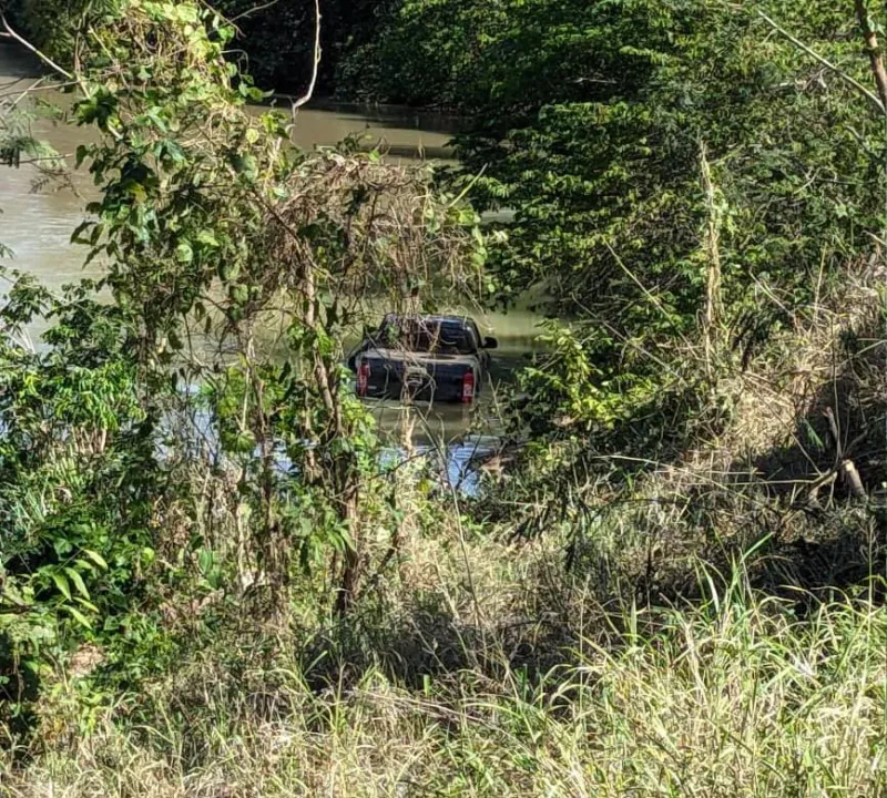 Caminhonete cai no Rio Guandu após pneu estourar na ES-165, em Baixo Guandu