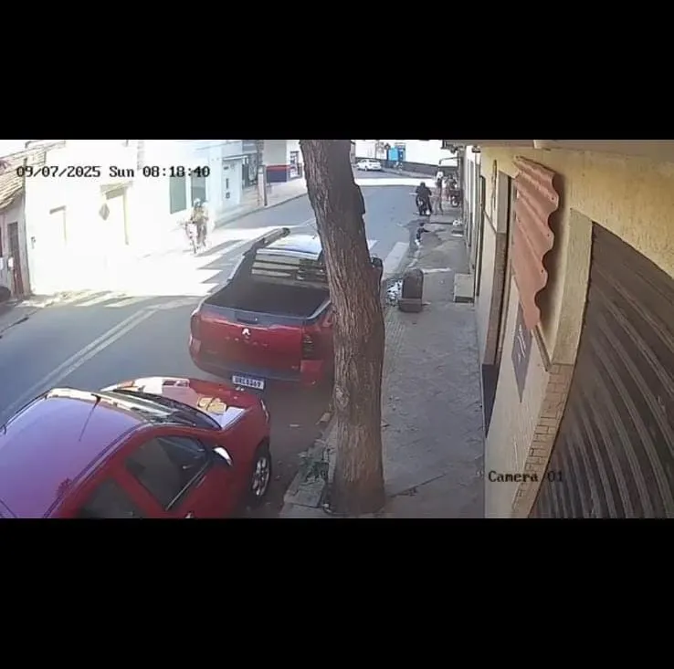 Vídeo: nova filmagem mostra atitude errada de motociclista após atropelamento de idoso em Colatina