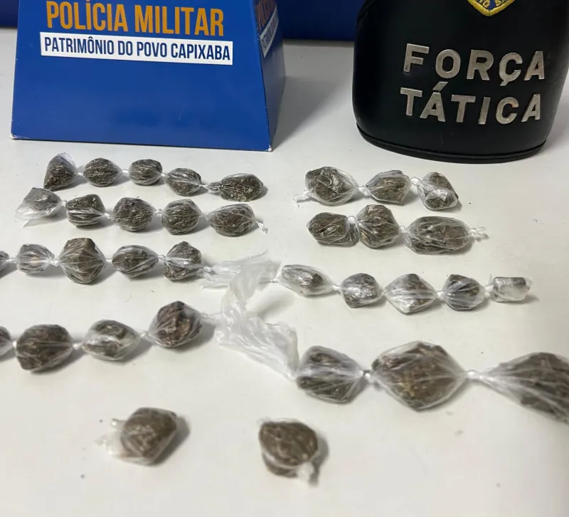 Polícia apreende droga em operação na Escadaria Galdino Monteiro, em Colatina