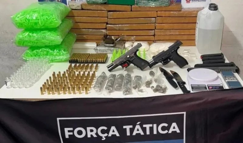 Polícia Militar apreende mais de 20 kg de drogas e armas em esconderijo de facção em Colatina