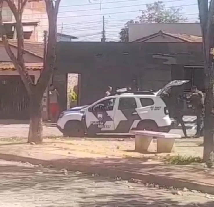 Tentativa de feminicídio: homem invade casa da ex com armas, munições e veneno em Colatina