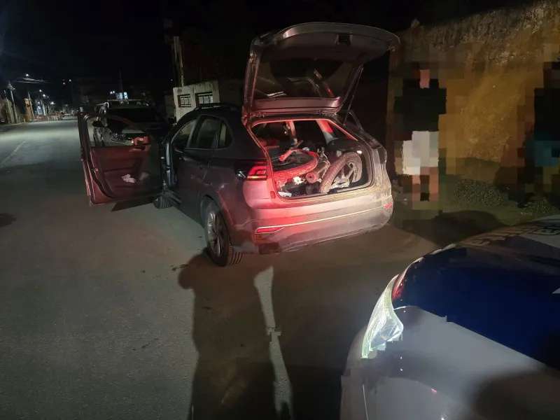 Motocicleta desmontada é encontrada dentro de carro roubado em Colatina. Três são presos