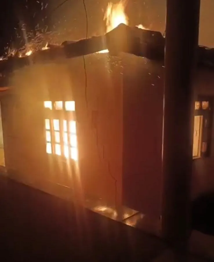 Incêndio destrói casa e deixa família desalojada em São Roque do Canaã