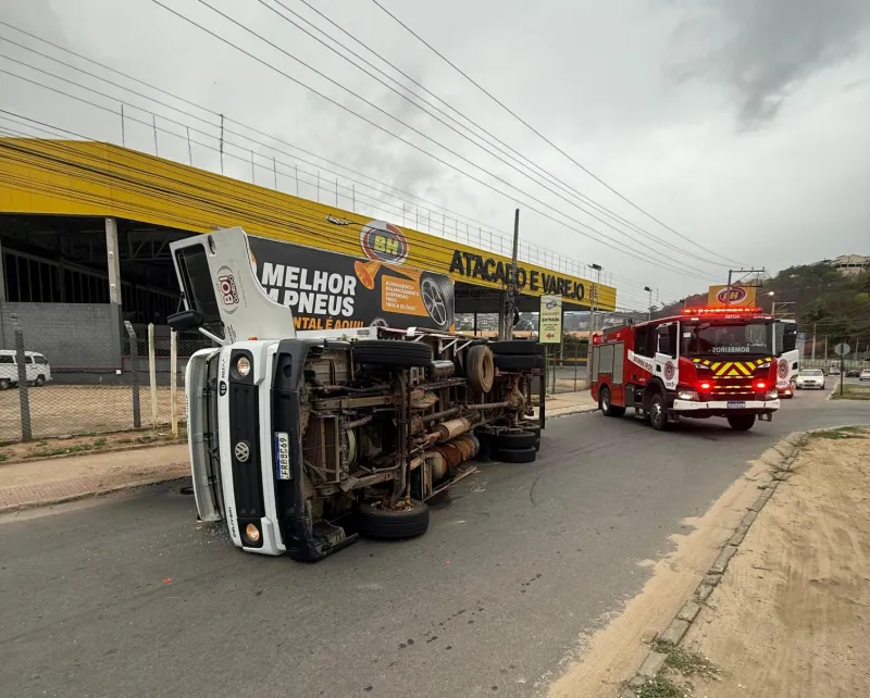 Caminhão tomba próximo ao Senai em São Silvano e mobiliza Bombeiros em Colatina