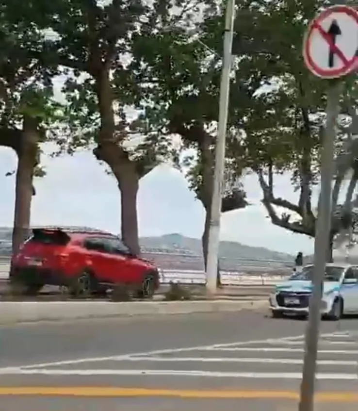 Vídeo: motorista é flagrado dirigindo em calçadão da Avenida Beira Rio, em Colatina