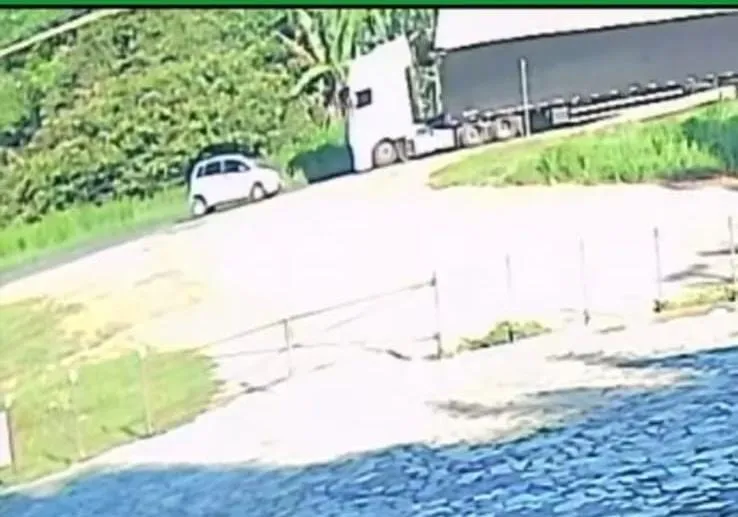 Vídeo flagra momento em que carreta tomba após colisão na BR-101 em Ibiraçu