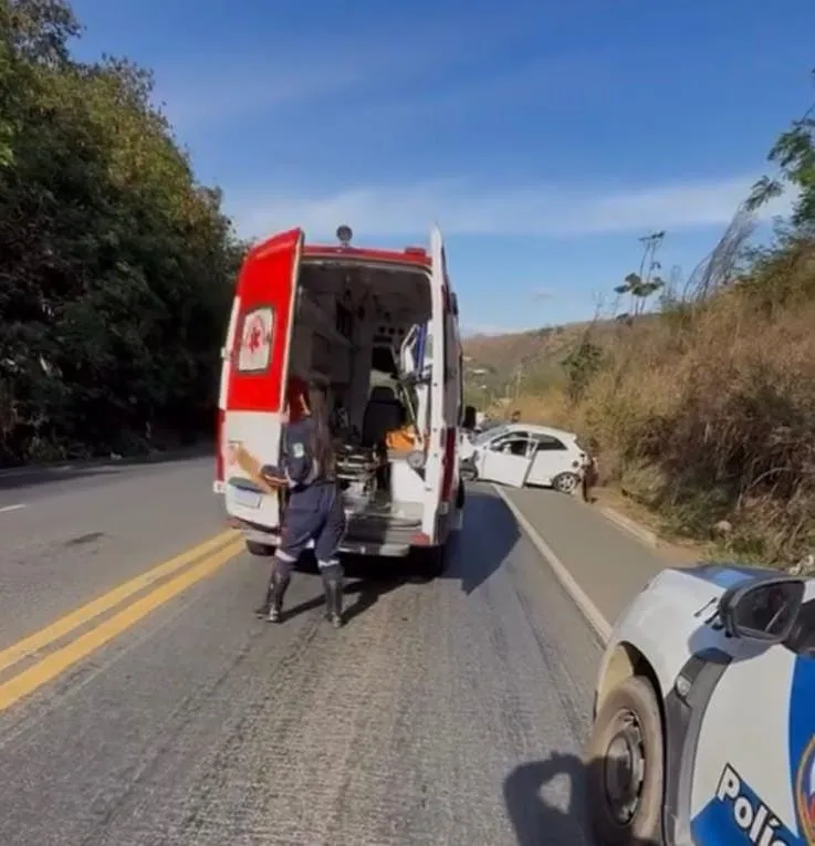 Motorista perde controle e carro tomba em acidente na BR-259 em Colatina