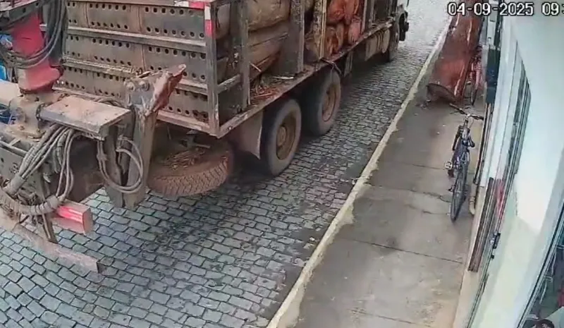 Vídeo: tora de madeira cai de carreta e quase atinge mulher em Santa Teresa