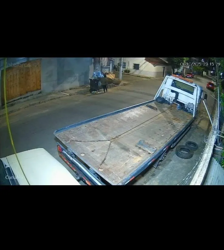 Vídeo mostra homem ateando fogo em caixa de lixo em Vila Lenira, em Colatina; suspeito foi preso pela polícia
