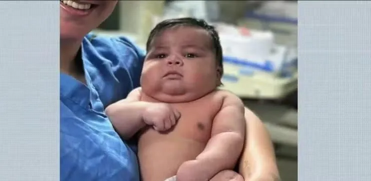 Bebê de quase 7 quilos nasce de parto normal em hospital de Colatina e surpreende equipe médica