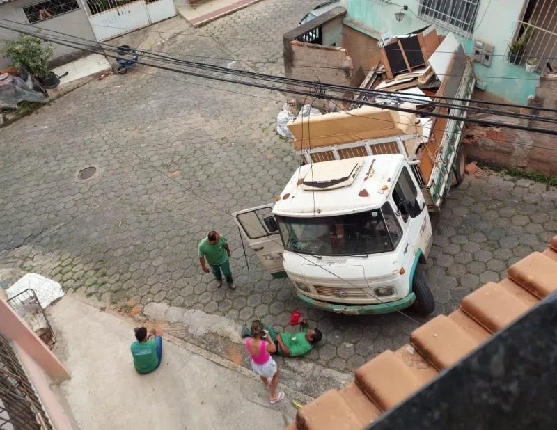 Vídeo: caminhão da Prefeitura desce ladeira, colide contra casa em Colatina e um ocupante é levado ao hospital
