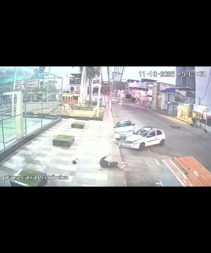 Vídeos flagram o momento da colisão entre moto e carro no centro de Barra de São Francisco