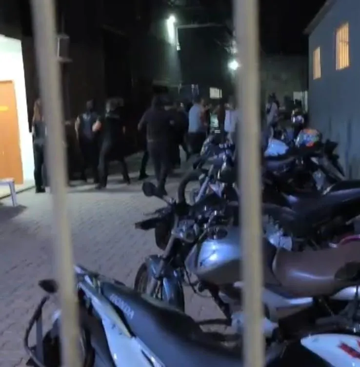 Confusão termina em briga entre homens e mulheres em frente a casa de shows em Colatina