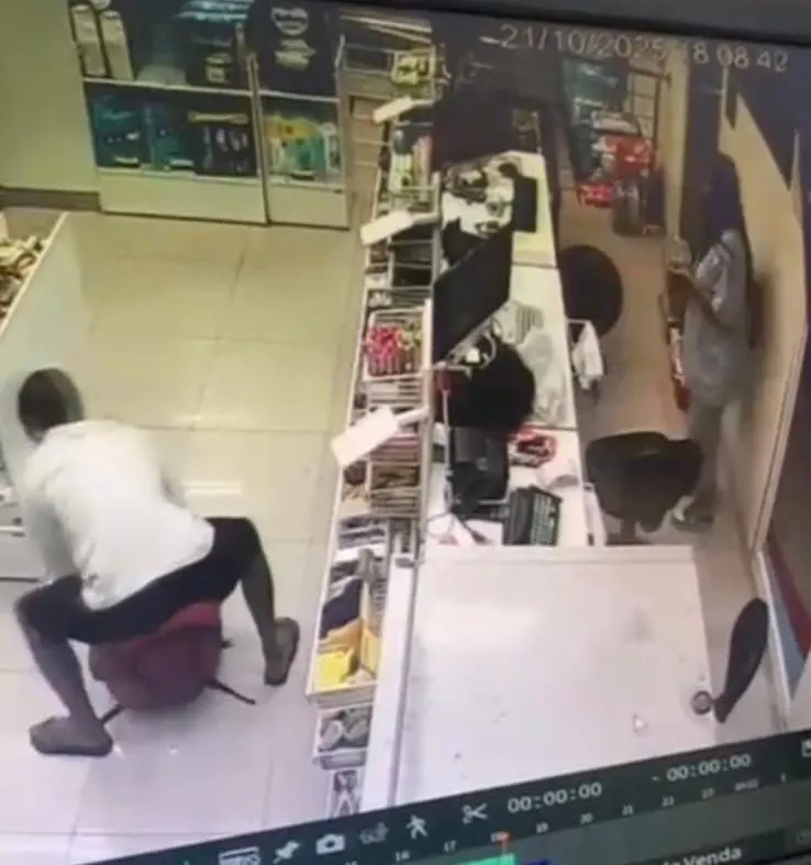Homem armado com faca assalta farmácia no Centro de Colatina e causa pânico entre funcionários