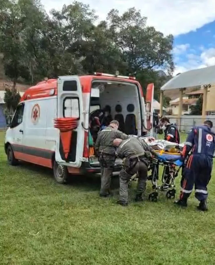 Acidente grave entre duas motos mobiliza helicóptero do Notaer na zona rural de Itarana