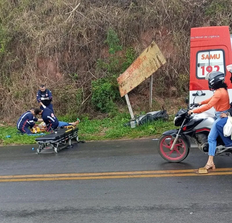 Motociclista fica ferida após colidir contra placa de sinalização entre os bairros Carlos Germano Naumann e XV de Outubro, em Colatina