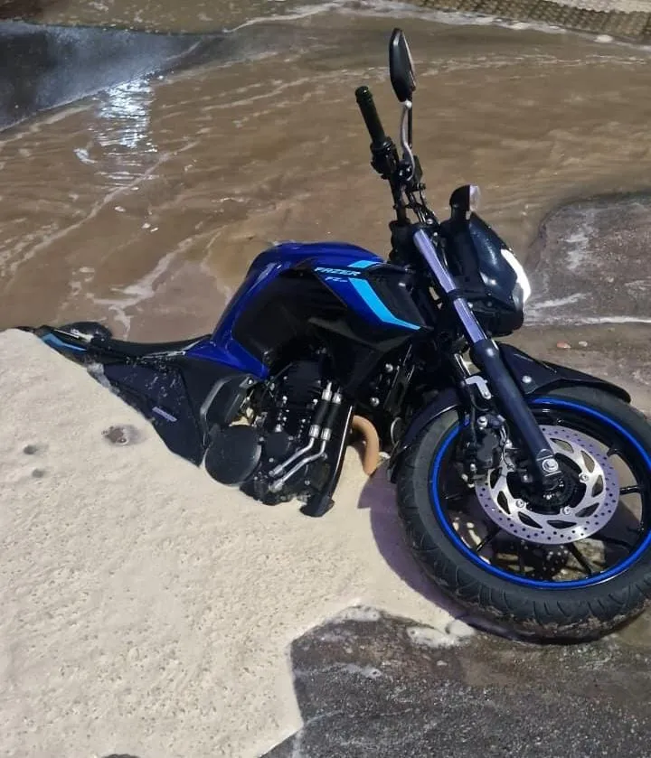Motociclista cai em cratera aberta após rompimento de adutora em Colatina