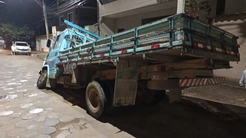Vídeo: caminhão tem prejuízo após trecho de avenida ceder; moradores denunciam obra malfeita pelo Sanear, em Colatina