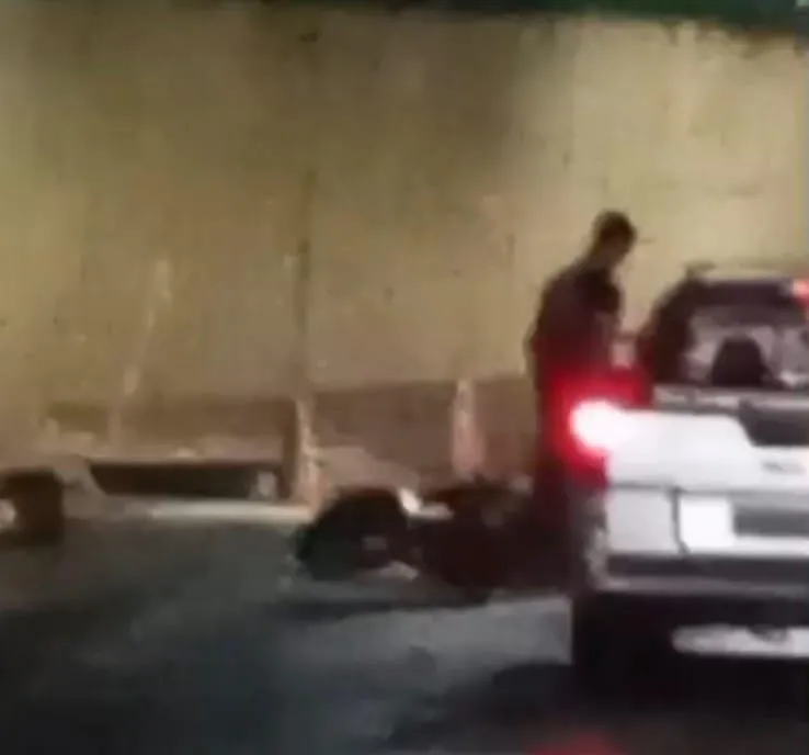Vídeo: motociclista cai em buraco mal sinalizado e fica ferido em via de Colatina
