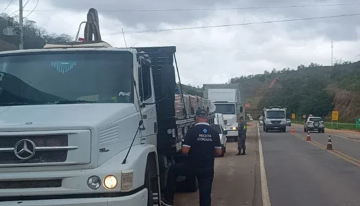Blitz em Colatina flagra transporte irregular de alimentos e aplica multa de R$ 7 mil