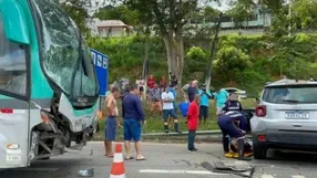 Casal e neto ficam feridos em acidente entre carro e ônibus em João Neiva