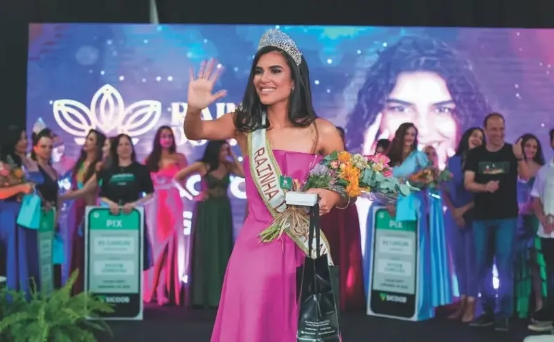 Lara Siqueira é coroada nova Rainha do Cacau de Linhares