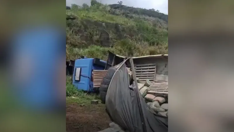 Carreta tomba na BR-101 em Ibiraçu e causa lentidão perto da estátua do Buda