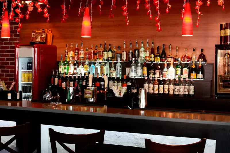 Após casos em SP, bares e restaurantes de Colatina recebem alerta contra bebidas adulteradas
