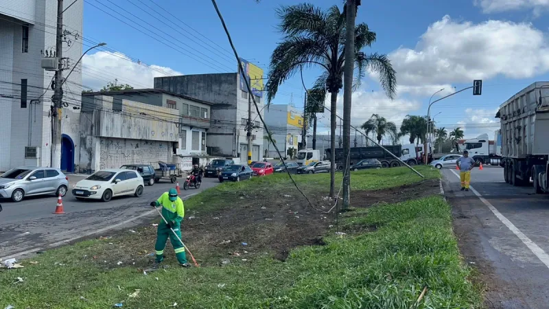 Carreta carregada de lixo tomba e interdita BR-101 na Serra por mais de cinco horas