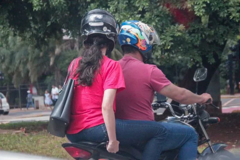 Passageira sofre mal súbito e cai de moto em corrida por aplicativo em Colatina