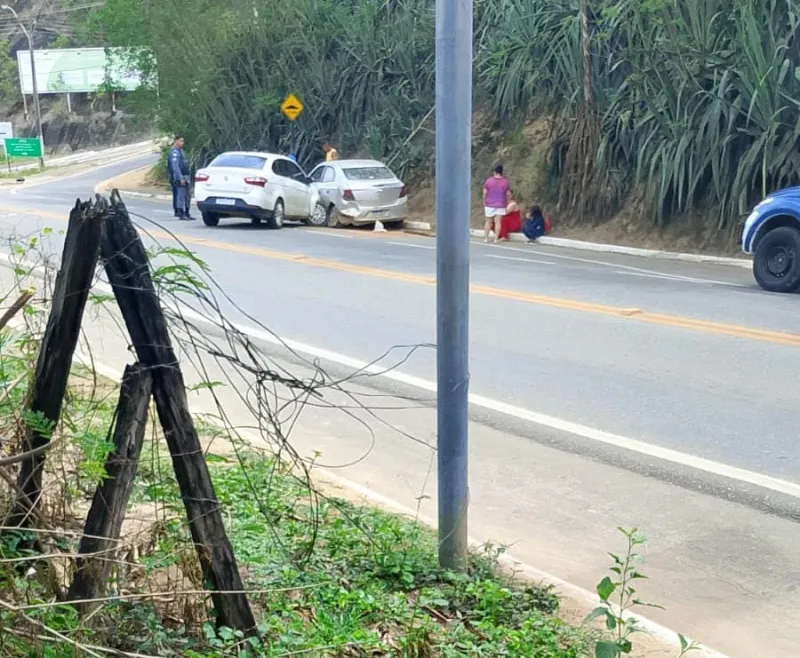 Veículo parado é atingido por carro de aplicativo em Colatina