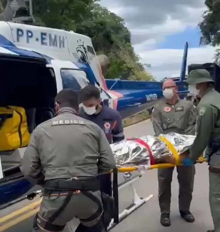 Acidente deixa um morto e vítimas feridas na zona rural de Santa Teresa; Notaer resgata ferido grave