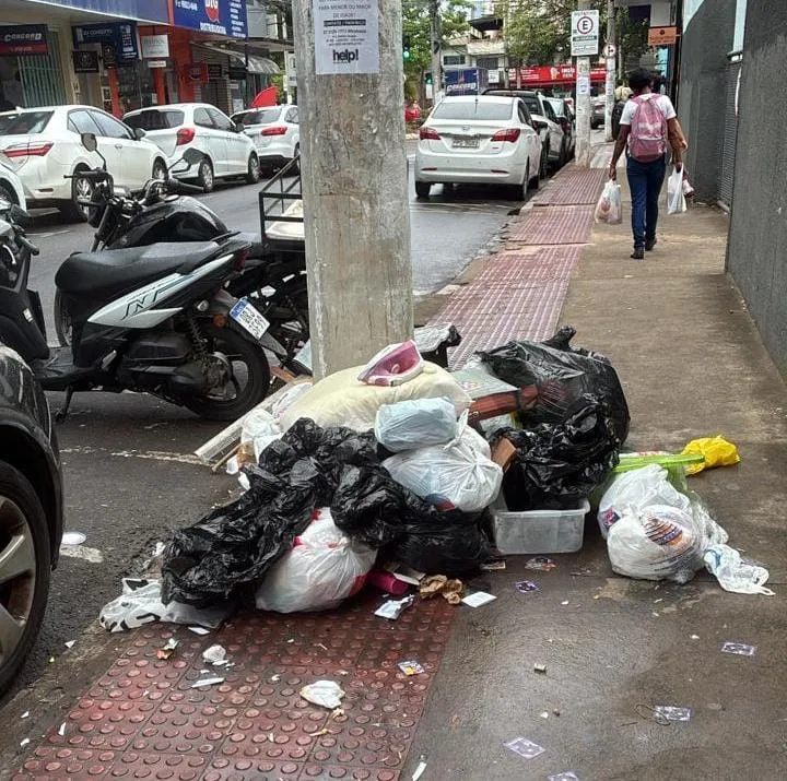 Centro de Colatina e Praça Sol Poente enfrentam reclamações por acúmulo de lixo