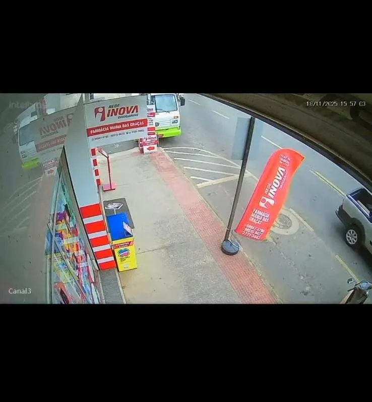 Caminhão desgovernado atinge poste após ser deixado ligado pelo motorista em Colatina
