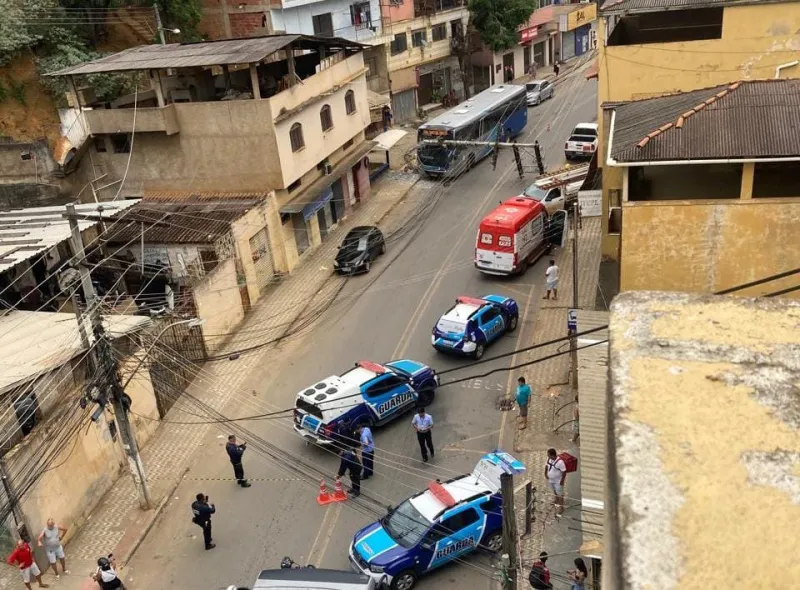 Acidente envolvendo transporte público derruba poste em São Silvano, em Colatina