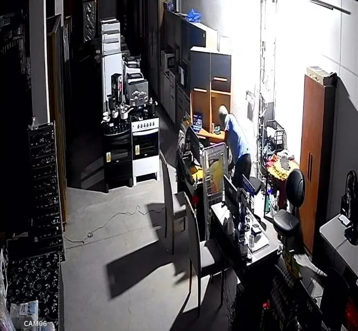 Vídeo flagra ladrão furtando loja de material de construção em Colatina; R$ 10 mil e celulares foram levados