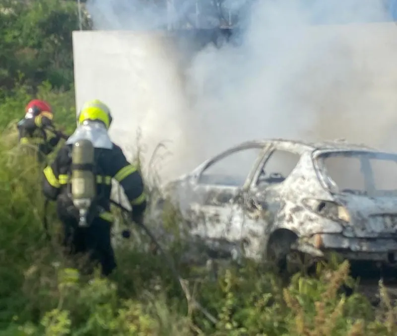 Veículo incendiado é encontrado abandonado dentro da Pedreira, em Baixo Guandu