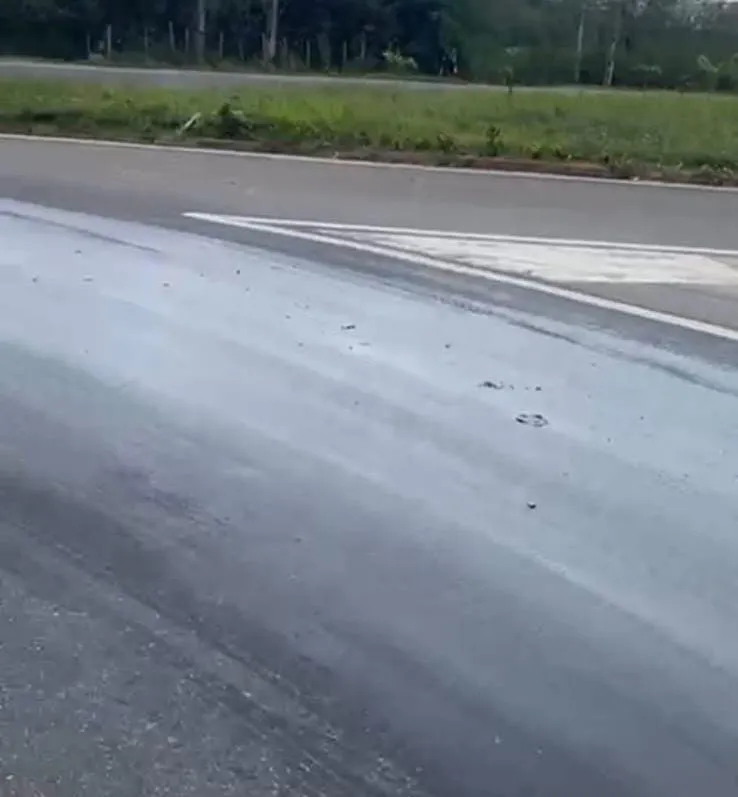 Tombamento de motocicleta deixa duas pessoas feridas na BR-259, em Colatina; moradores relatam série de quedas durante todo o dia