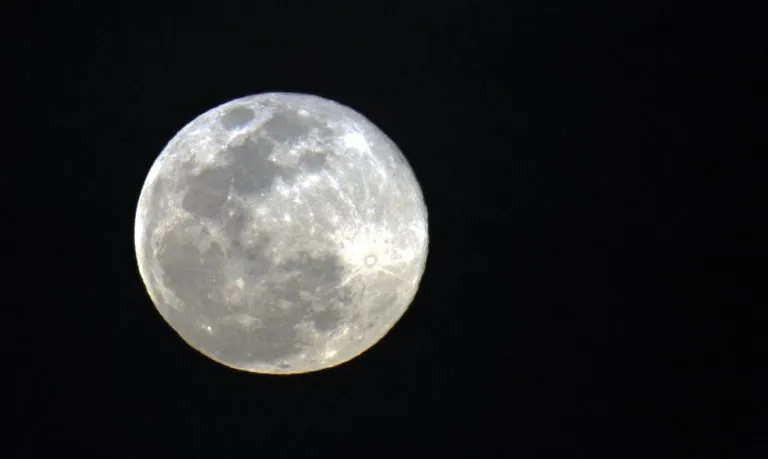 Superlua ilumina o céu nesta quarta-feira e poderá ser vista em todo ES