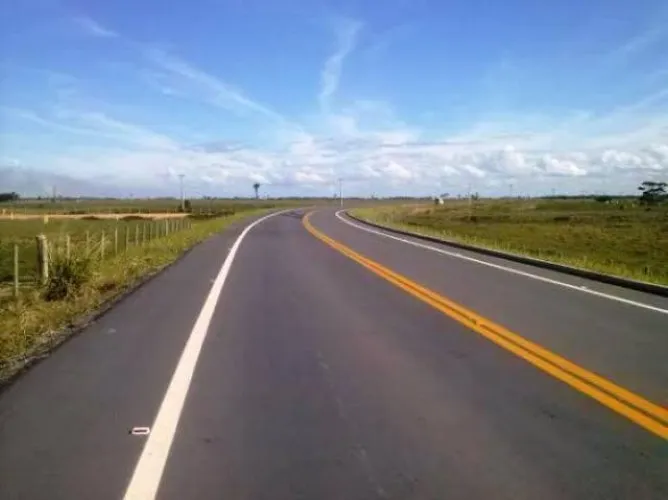 Carro pega fogo e fica totalmente destruído na rodovia entre Linhares e Pontal do Ipiranga