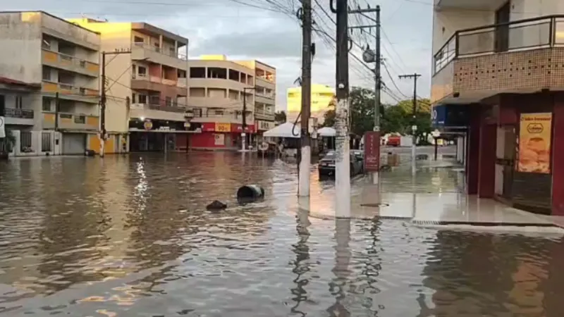 Chuva forte provoca alagamentos em São Mateus e mobiliza equipes da Prefeitura nesta segunda (24)