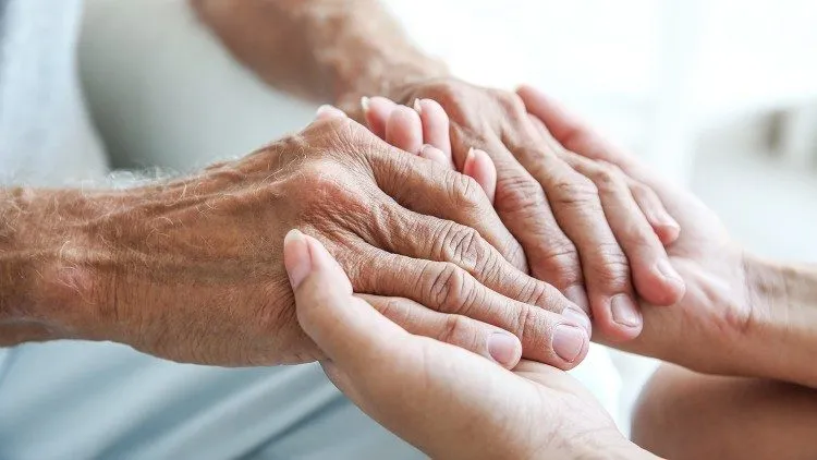 Idosa de 90 anos é encontrada sozinha e trancada para fora em residência no bairro Operário, em Colatina