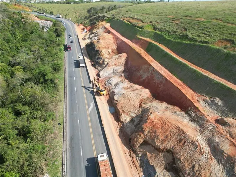 BR-101 será totalmente interditada na Serra nesta sexta (28) para desmonte de rochas