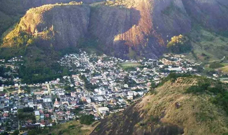 Mulher finge estar morta para sobreviver a ataque a tiros dentro de casa em Pancas