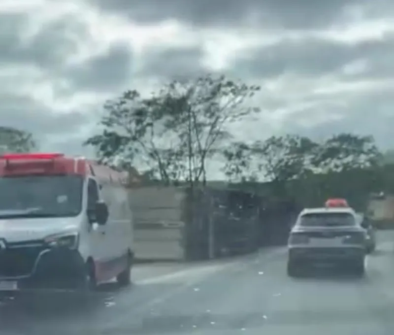Vídeo: motorista morre após carreta tombar, em Colatina, na manhã desta segunda-feira (1º)