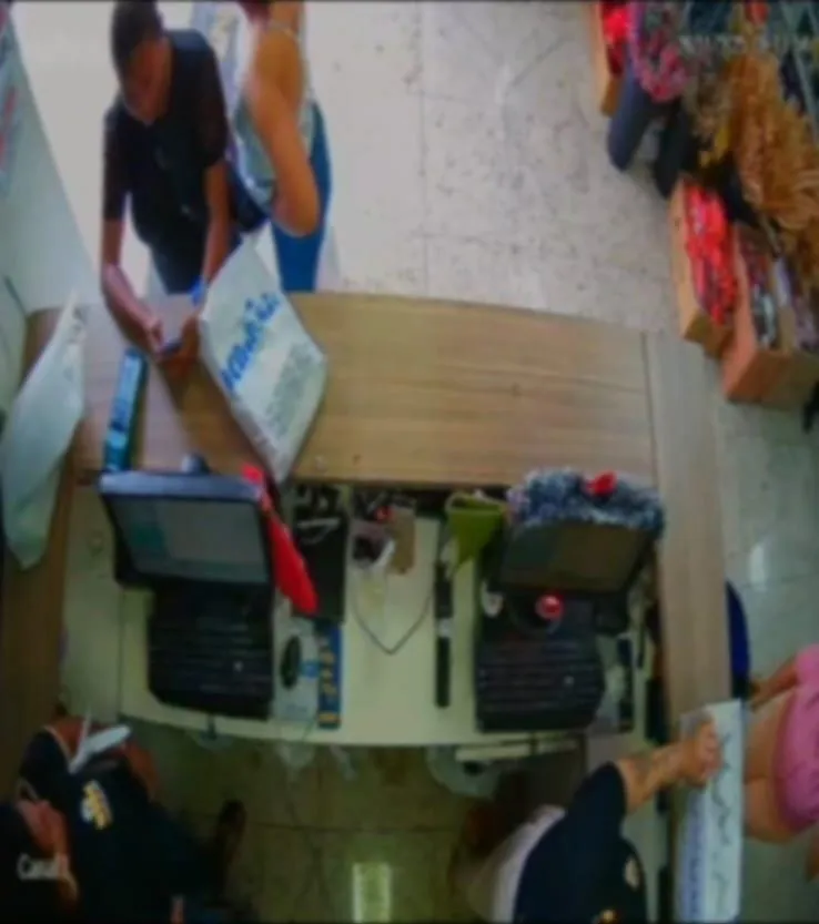 Câmera filma mulher se passando por dona de celular e levando aparelho em loja no Centro de Colatina